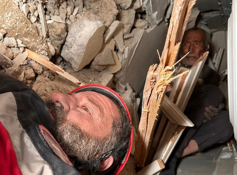 Depremde 9. gün... Umut dolu bekleyiş ve sevinç gözyaşları: Peş peşe mucize haberleri...