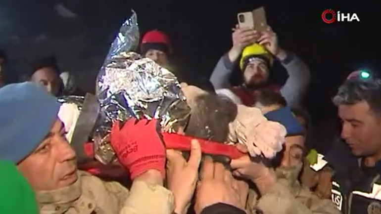 Depremde 9. gün... Umut dolu bekleyiş ve sevinç gözyaşları: Peş peşe mucize haberleri...
