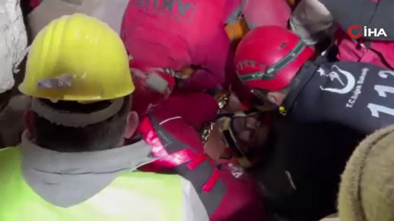 Depremde 9. gün... Umut dolu bekleyiş ve sevinç gözyaşları: Peş peşe mucize haberleri...