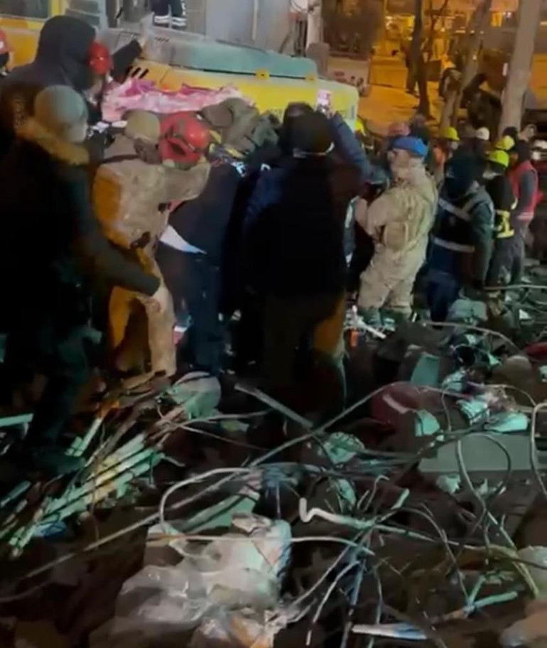 Depremde 9. gün... Umut dolu bekleyiş ve sevinç gözyaşları: Peş peşe mucize haberleri...