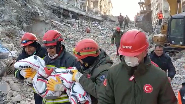 Depremde 9. gün... Umut dolu bekleyiş ve sevinç gözyaşları: Peş peşe mucize haberleri...