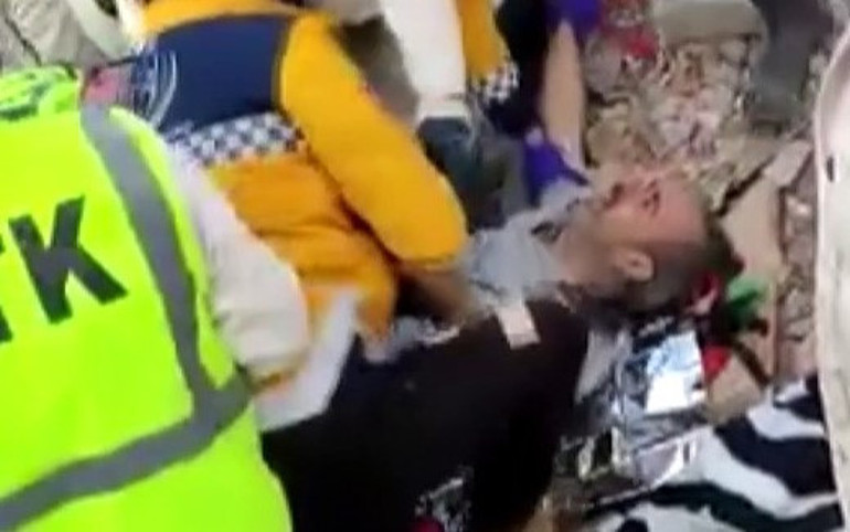 Depremde 9. gün... Umut dolu bekleyiş ve sevinç gözyaşları: Peş peşe mucize haberleri...