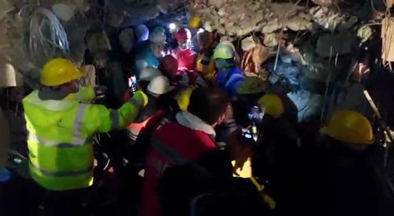 Depremde 9. gün... Umut dolu bekleyiş ve sevinç gözyaşları: Peş peşe mucize haberleri...