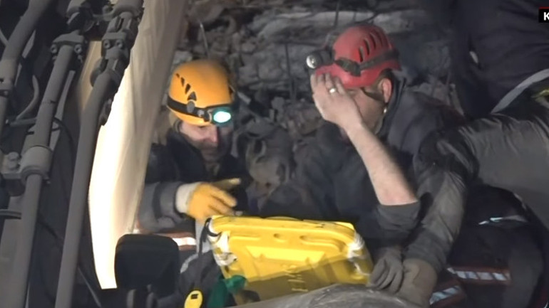 Depremde 9. gün... Umut dolu bekleyiş ve sevinç gözyaşları: Peş peşe mucize haberleri...