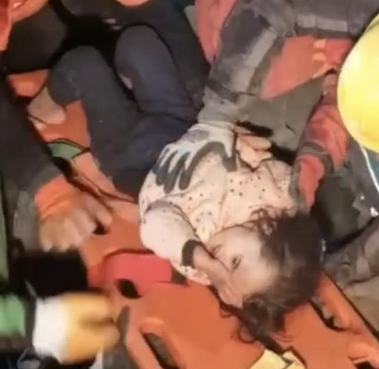 Depremde 9. gün... Umut dolu bekleyiş ve sevinç gözyaşları: Peş peşe mucize haberleri...