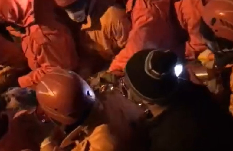 Depremde 9. gün... Umut dolu bekleyiş ve sevinç gözyaşları: Peş peşe mucize haberleri...