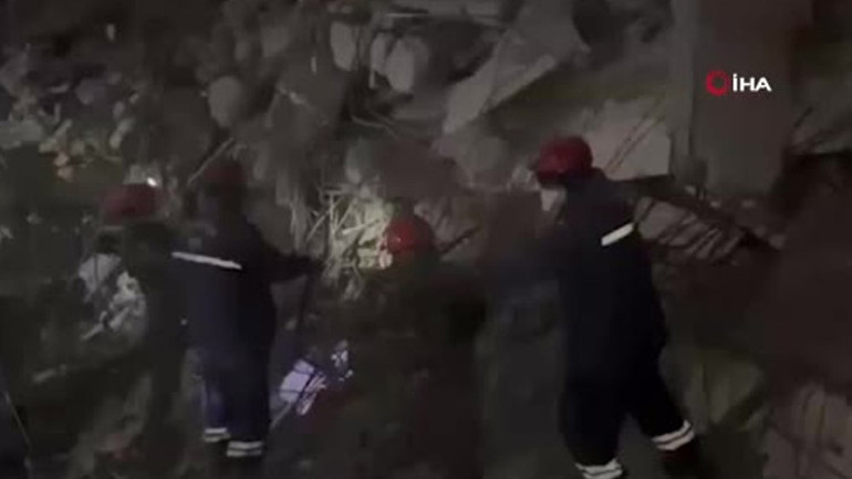 Günlerdir konuşulan kare: Depremi duyar duymaz yorganları alıp yola düştü