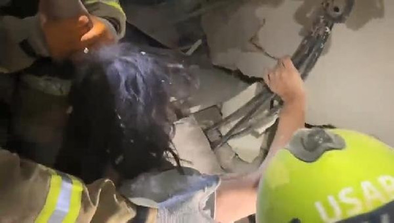 Günlerdir konuşulan kare: Depremi duyar duymaz yorganları alıp yola düştü