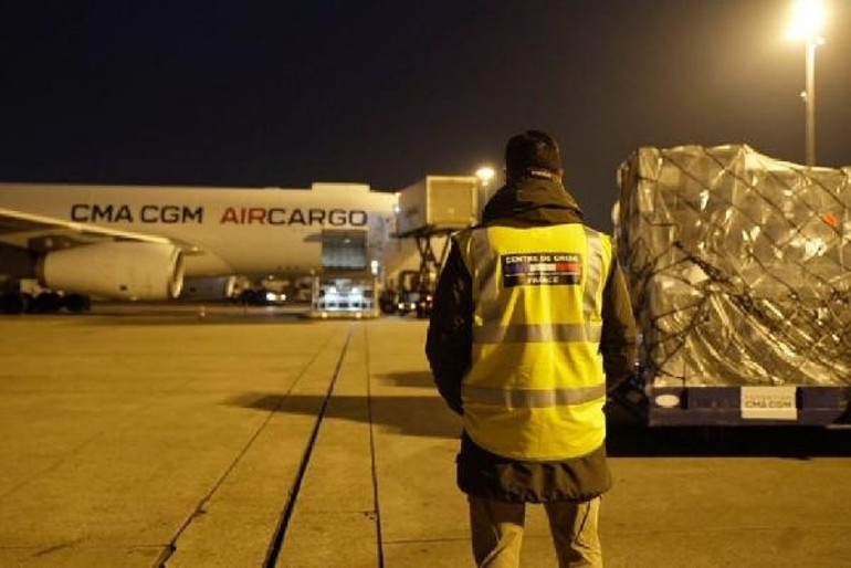 Günlerdir konuşulan kare: Depremi duyar duymaz yorganları alıp yola düştü