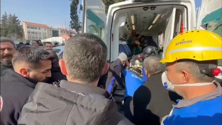 Depremde 9. gün... Umut dolu bekleyiş ve sevinç gözyaşları: Peş peşe mucize haberleri...