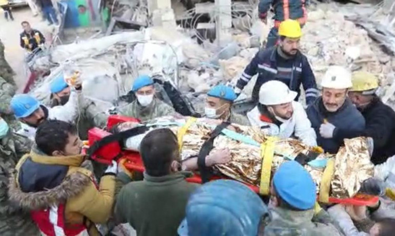 Depremde 9. gün... Umut dolu bekleyiş ve sevinç gözyaşları: Peş peşe mucize haberleri...