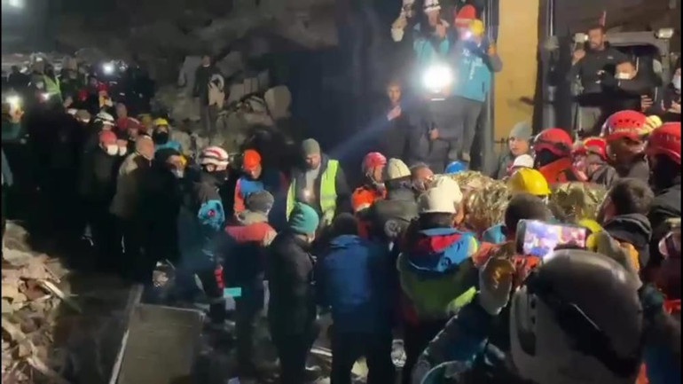 Depremde 9. gün... Umut dolu bekleyiş ve sevinç gözyaşları: Peş peşe mucize haberleri...