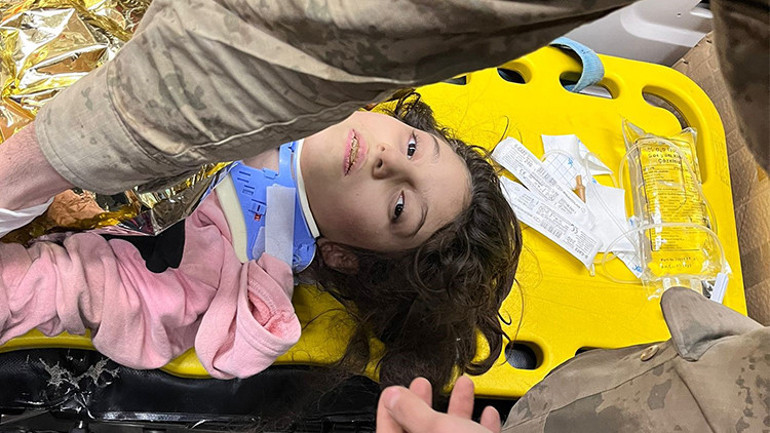 Depremde 9. gün... Umut dolu bekleyiş ve sevinç gözyaşları: Peş peşe mucize haberleri...