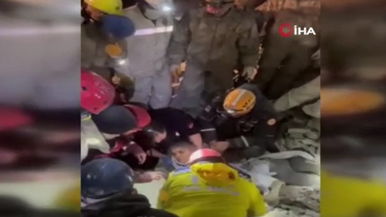 Depremde 9. gün... Umut dolu bekleyiş ve sevinç gözyaşları: Peş peşe mucize haberleri...