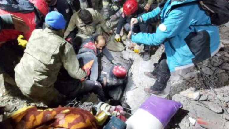 Depremde 9. gün... Umut dolu bekleyiş ve sevinç gözyaşları: Peş peşe mucize haberleri...