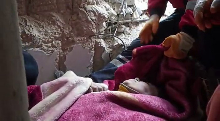 Depremde 9. gün... Umut dolu bekleyiş ve sevinç gözyaşları: Peş peşe mucize haberleri...