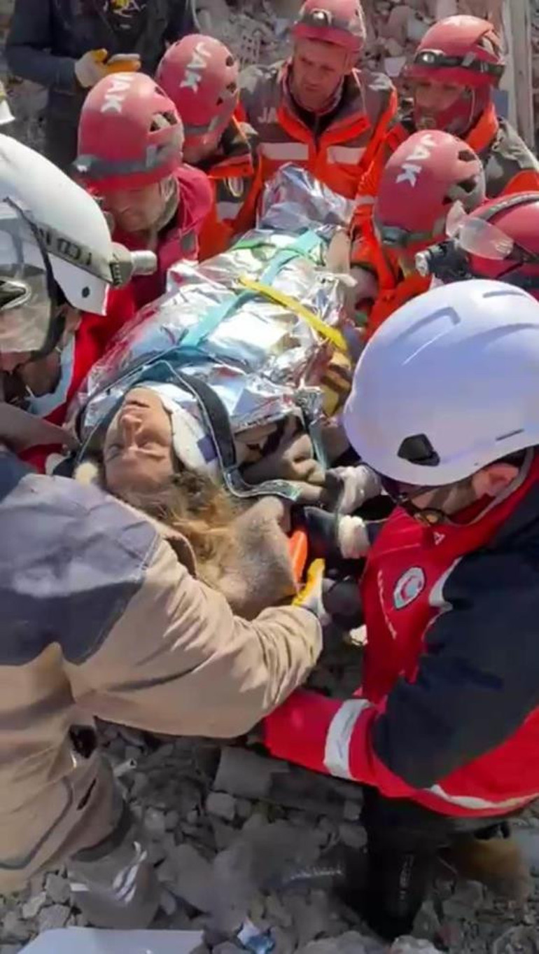 Depremde 9. gün... Umut dolu bekleyiş ve sevinç gözyaşları: Peş peşe mucize haberleri...