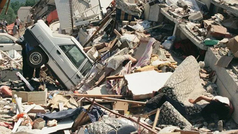 Güvenç Kurtar, 1999 Marmara Depremi sonrası Kocaelisporun yaşadığı travmayı anlattı: Bir hocamız hiçbir şey yokken çatıya kaçtı