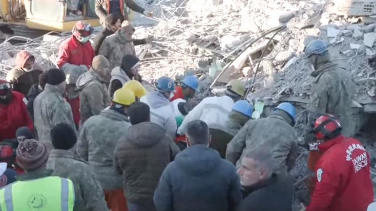 Depremde 9. gün... Umut dolu bekleyiş ve sevinç gözyaşları: Peş peşe mucize haberleri...