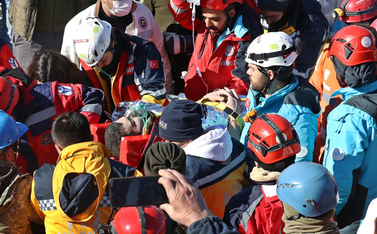 Depremde 9. gün... Umut dolu bekleyiş ve sevinç gözyaşları: Peş peşe mucize haberleri...