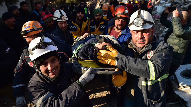 Depremde 9. gün... Umut dolu bekleyiş ve sevinç gözyaşları: Peş peşe mucize haberleri...