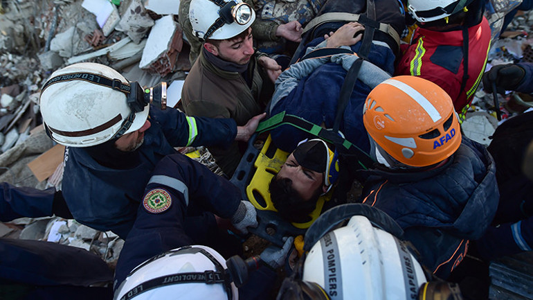 Depremde 9. gün... Umut dolu bekleyiş ve sevinç gözyaşları: Peş peşe mucize haberleri...