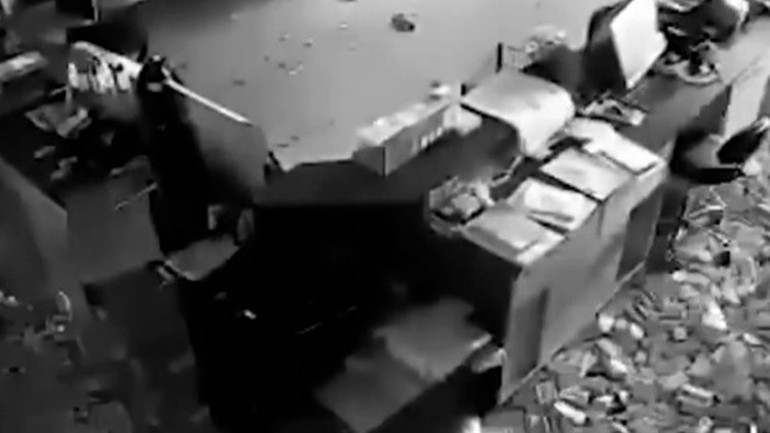 Deprem anları güvenlik kamerasına yansıdı, ortaya çarpıcı görüntüler çıktı