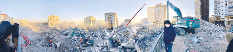 Ebrar Sitesi’nin enkazı kum gibi... 8 blok 320 daire un ufak serilmiş