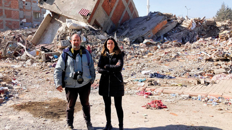 Ebrar Sitesi’nin enkazı kum gibi... 8 blok 320 daire un ufak serilmiş