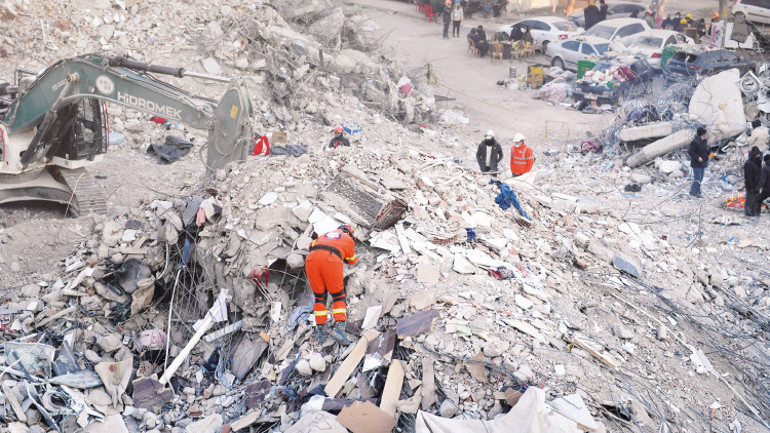 Ebrar Sitesi’nin enkazı kum gibi... 8 blok 320 daire un ufak serilmiş