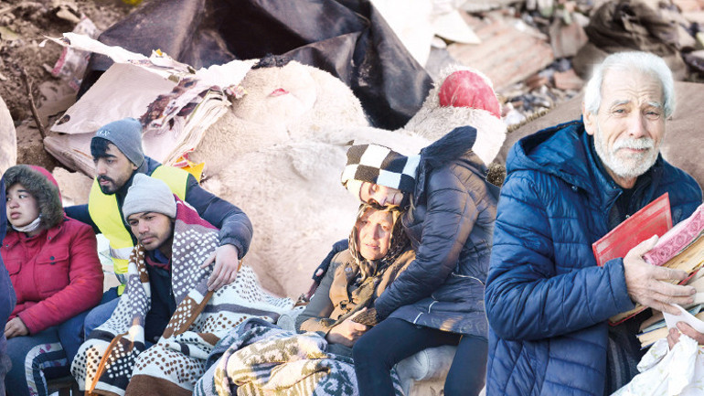 Ebrar Sitesi’nin enkazı kum gibi... 8 blok 320 daire un ufak serilmiş