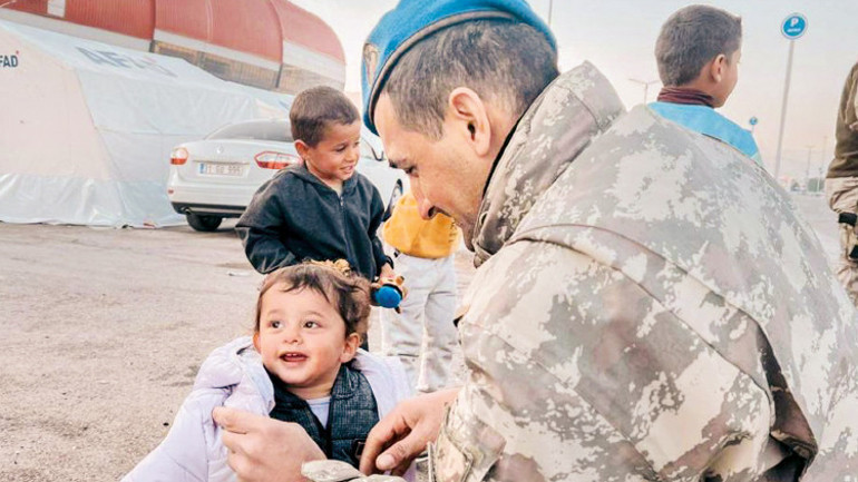Ebrar Sitesi’nin enkazı kum gibi... 8 blok 320 daire un ufak serilmiş