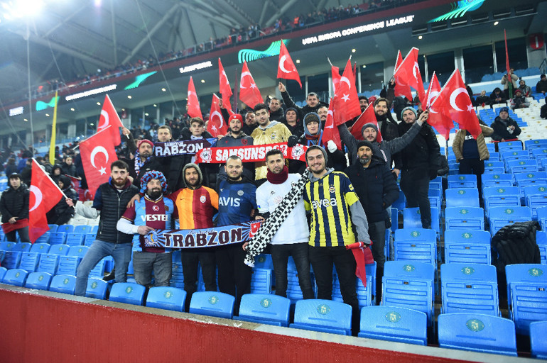 Trabzonspor - Basel maçında tribünler tek yürek oldu Beşiktaş, Fenerbahçe, Galatasaray taraftarları...
