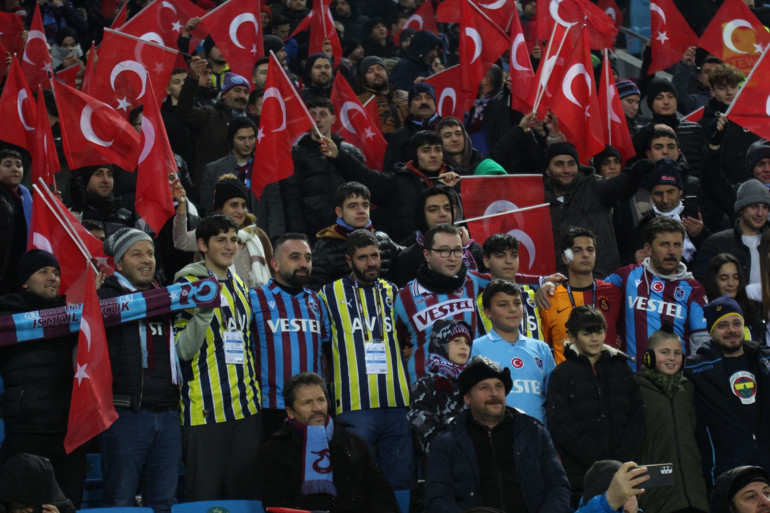 Trabzonspor - Basel maçında tarihe geçen anlar Baselin duruşu... 17 Ağustos 1999 Depremi ve Galatasaray detayı...
