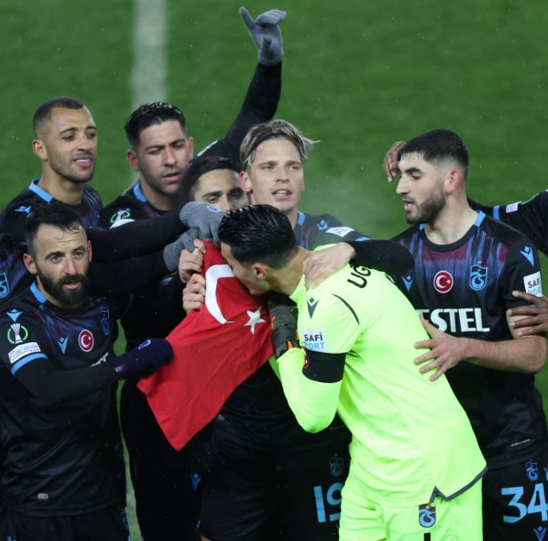 Trabzonspor - Basel maçında tarihe geçen anlar Baselin duruşu... 17 Ağustos 1999 Depremi ve Galatasaray detayı...