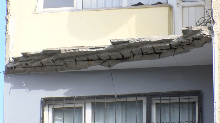 Küçükçekmecede sitede balkon çöktü