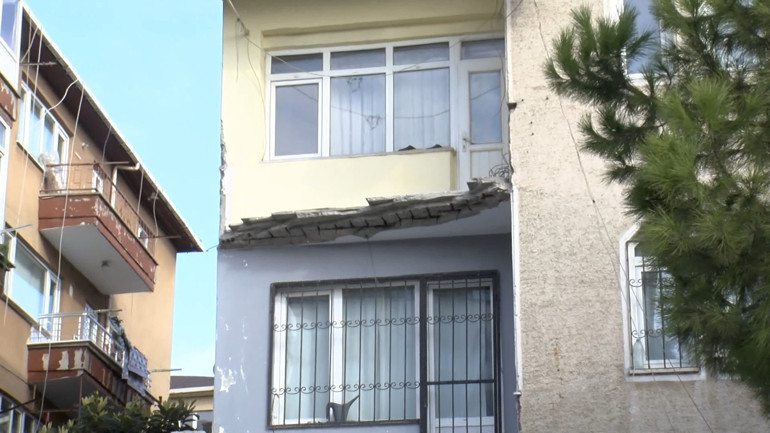 Küçükçekmecede sitede balkon çöktü