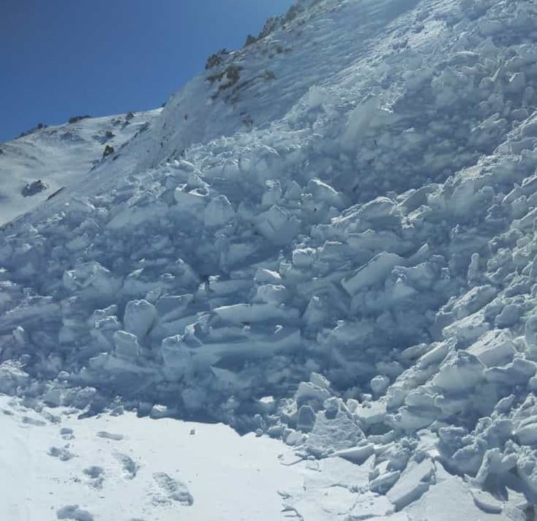 Vanda mahalle yoluna çığ düştü İş makinesi operatörü son anda kurtuldu