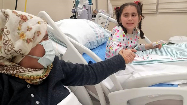 Enkazdan kurtarılan anne ile kızı, günler sonra bir araya geldi