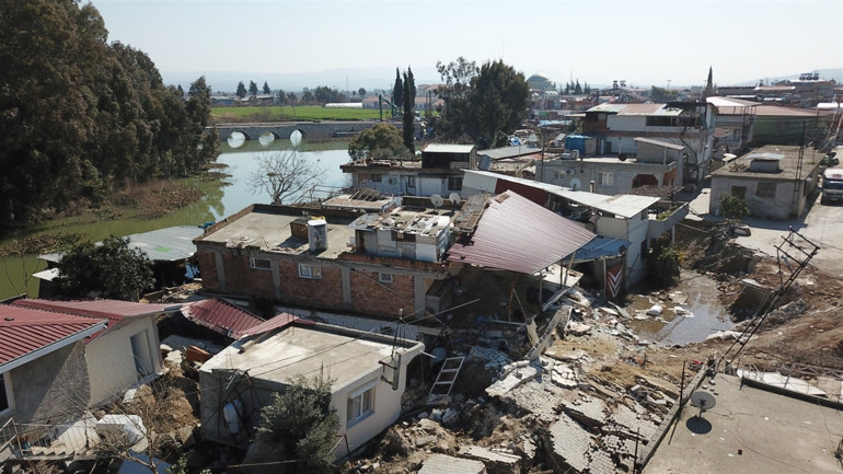 Antakyada evler Asi Nehrine kaydı Yarıkların içerisine düşüp suya gömülüyorduk
