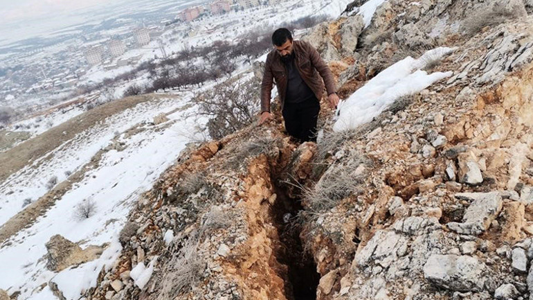 Malatya’da korkunç manzara: Deprem dağı ikiye böldü