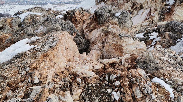 Malatya’da korkunç manzara: Deprem dağı ikiye böldü