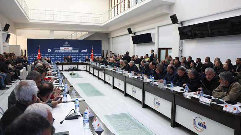 Cumhurbaşkanı Erdoğan ile Bahçeli deprem bölgesinde... Erdoğan: Yeni konutlar 4 katı geçmeyecek