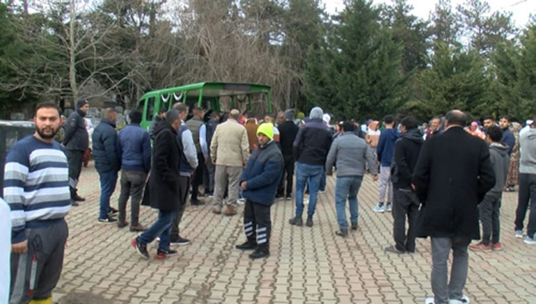 Suç makinesi şahıs eşini öldürdü, annesini yaraladı