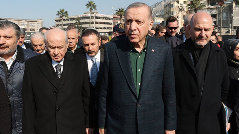 Cumhurbaşkanı Erdoğan ve Bahçeli deprem bölgesinde... Erdoğan: 1797 konutun inşası hemen yarın başlıyor