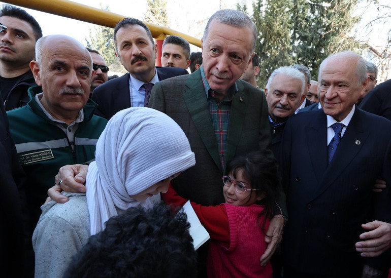 Cumhurbaşkanı Erdoğan ve Bahçeli deprem bölgesinde... Erdoğan: 1797 konutun inşası hemen yarın başlıyor