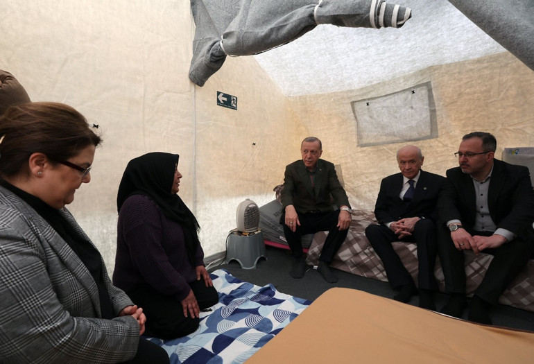 Cumhurbaşkanı Erdoğan ve Bahçeli deprem bölgesinde... Erdoğan: 1797 konutun inşası hemen yarın başlıyor