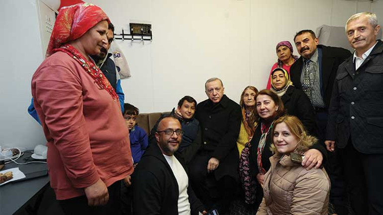 Cumhurbaşkanı Erdoğan ve Bahçeli deprem bölgesinde... Erdoğan: 1797 konutun inşası hemen yarın başlıyor