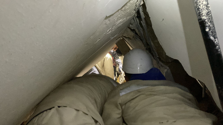 Artçı depremde ‘boşaltın’ uyarısına rağmen enkaz altında kalıp hayat kurtardılar