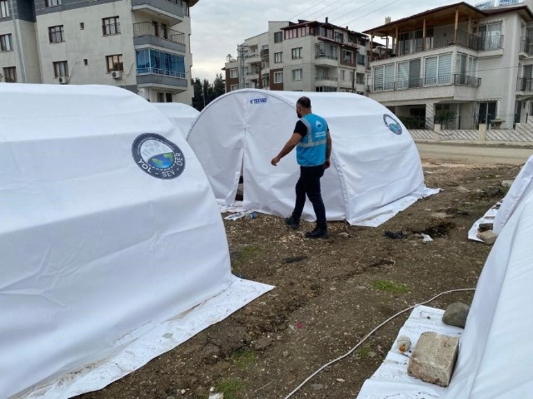 Balayını yarıda bırakıp deprem bölgesine yardıma koştular